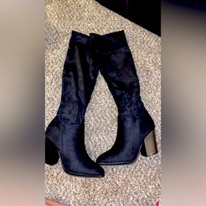 Black boots - come to your thigh